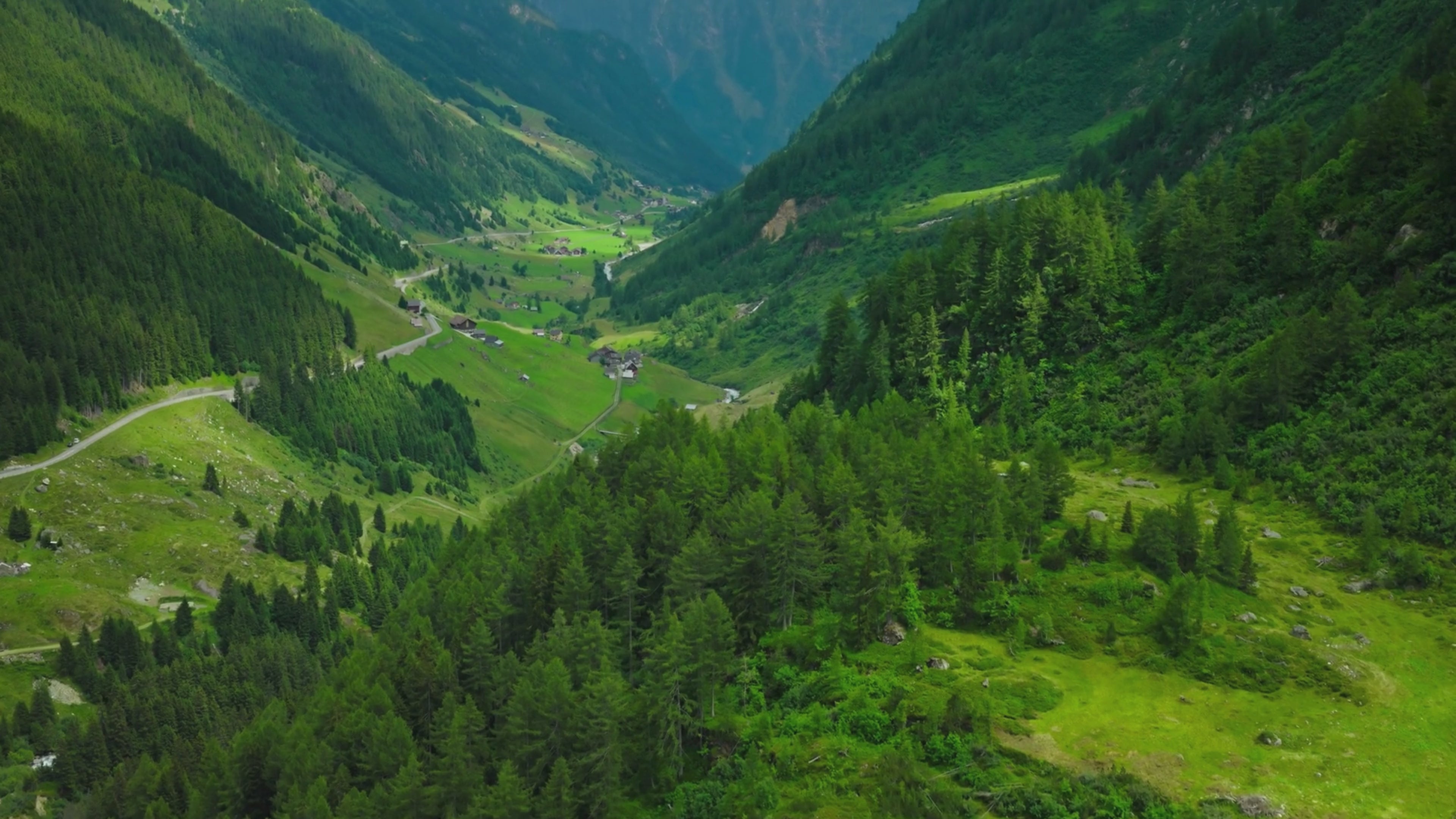 Load video: Aurafuel product page video mountains feeling